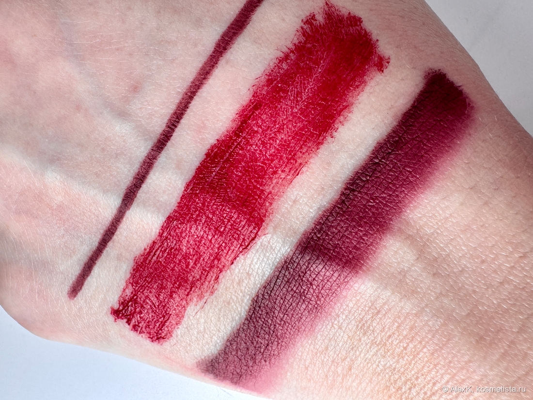 Сравнение: тушь Climt Ruby Red vs карандаш для глаз OK Beauty Color Salute Burgundy. Тушь - центральная полоса. Искусственный свет.