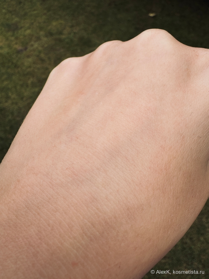 Нанесла на кисть. Впиталось мгновенно без житного финиша.