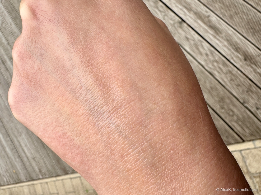 По центру, если приглядеться, заметна блестящая полоса от стика.