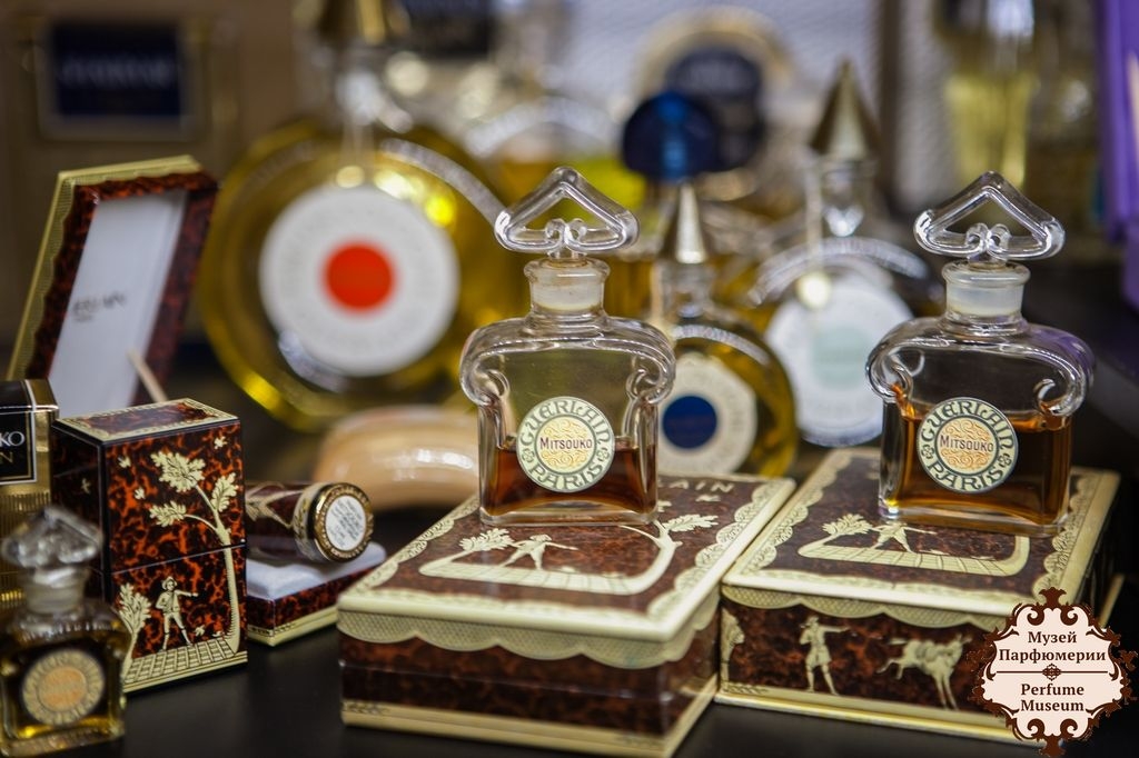 Фото из сети: старые флаконы Guerlain Mitsuoko. Кажется, изменилась только этикетка.