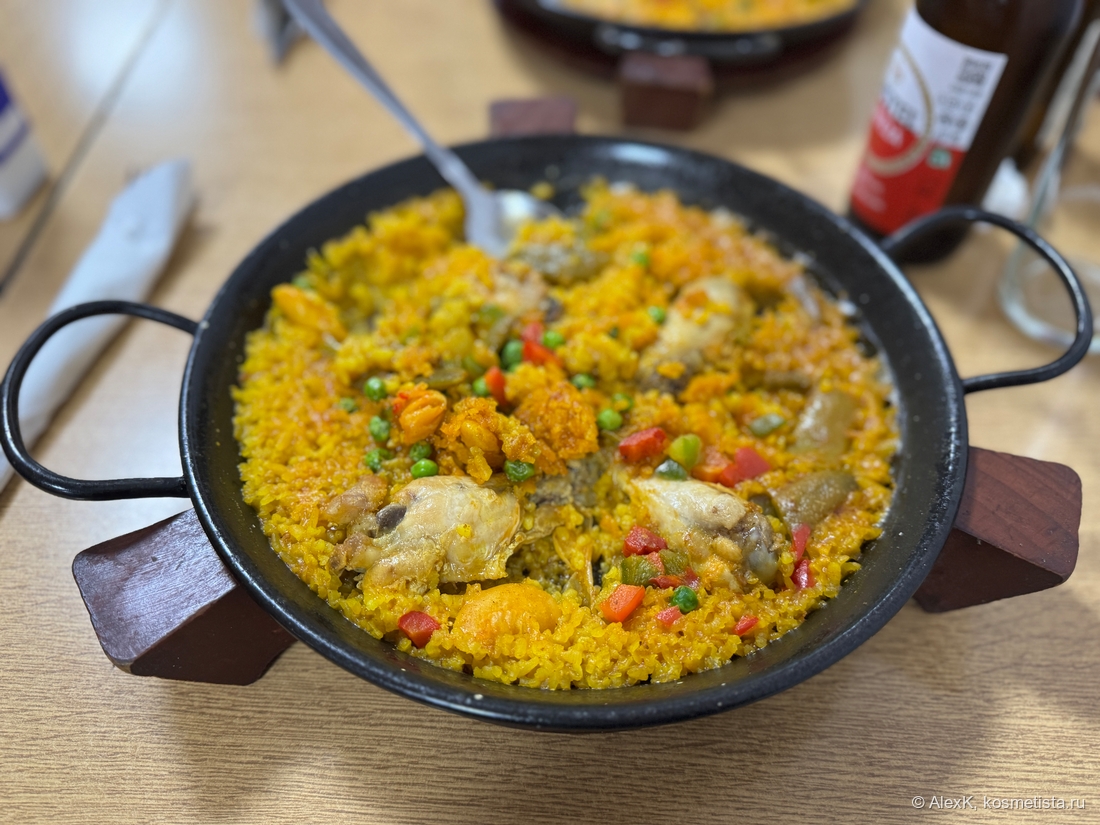 Это неудачная переваренная паэлья. Хорошую я не сфоткала: голод был сильнее.