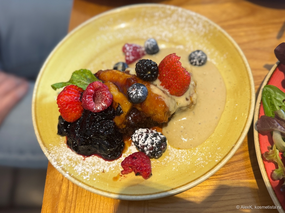 Странный завтрак в местном кафе. Дочке понравилось