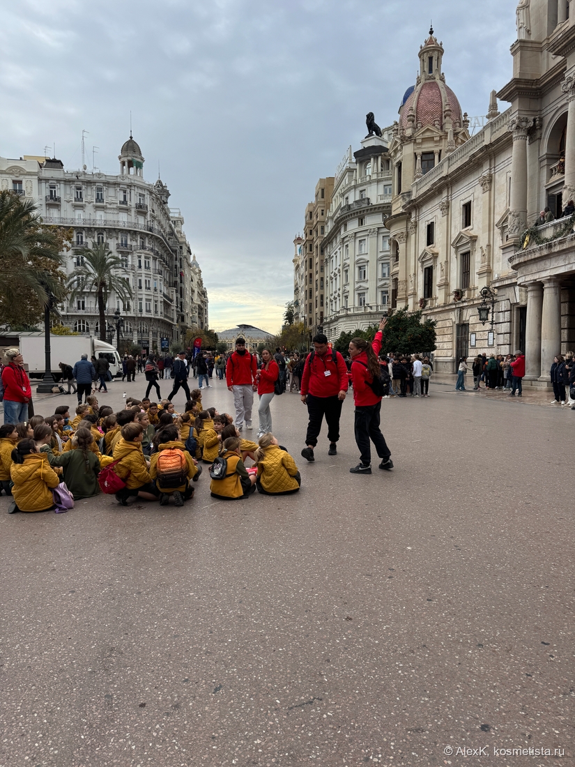 Сами-то все утепленные, а дети в юбочках и шортиках сидят на холодном асфальте
