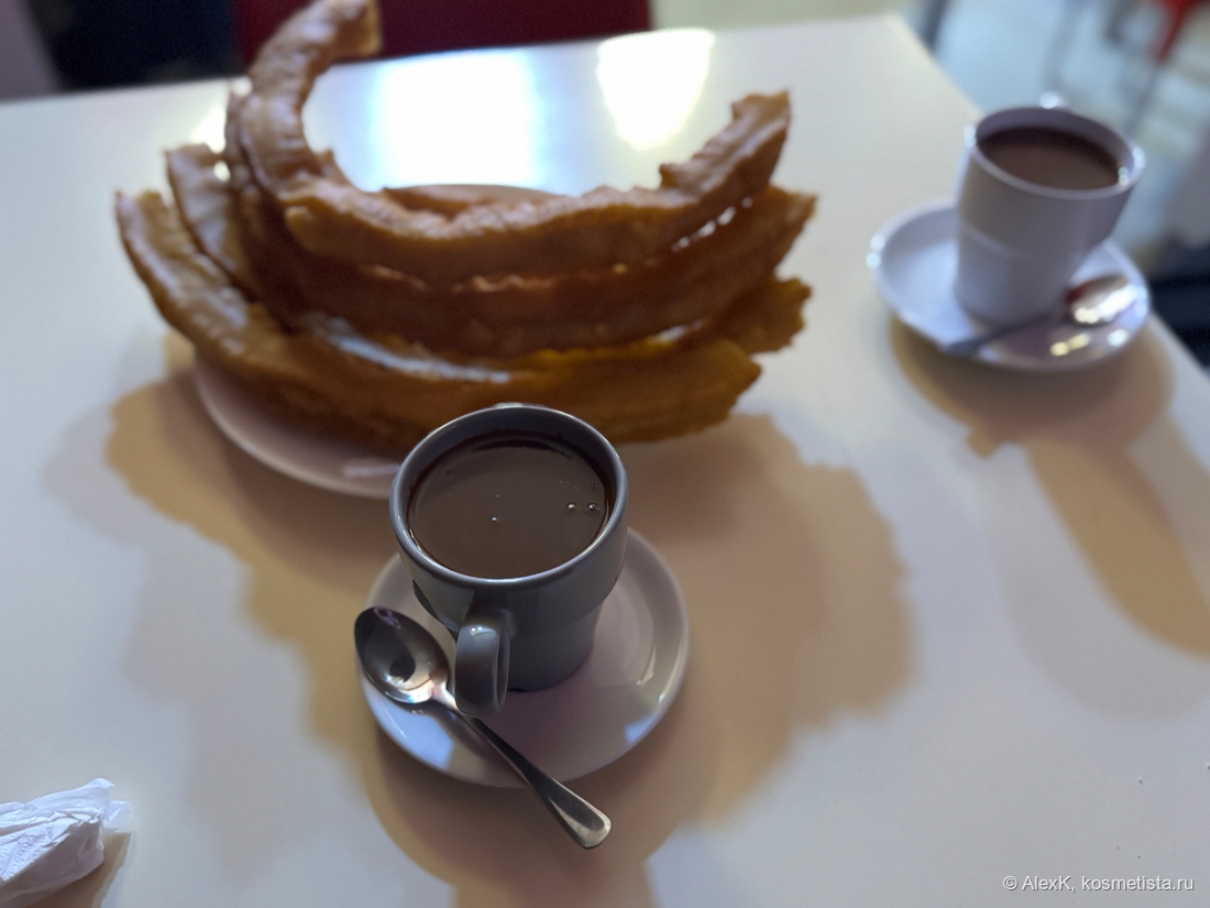 Поррос с горячим шоколадом. Извиняюсь за освещение: пришли к открытию рано утром, в заведении было темно.