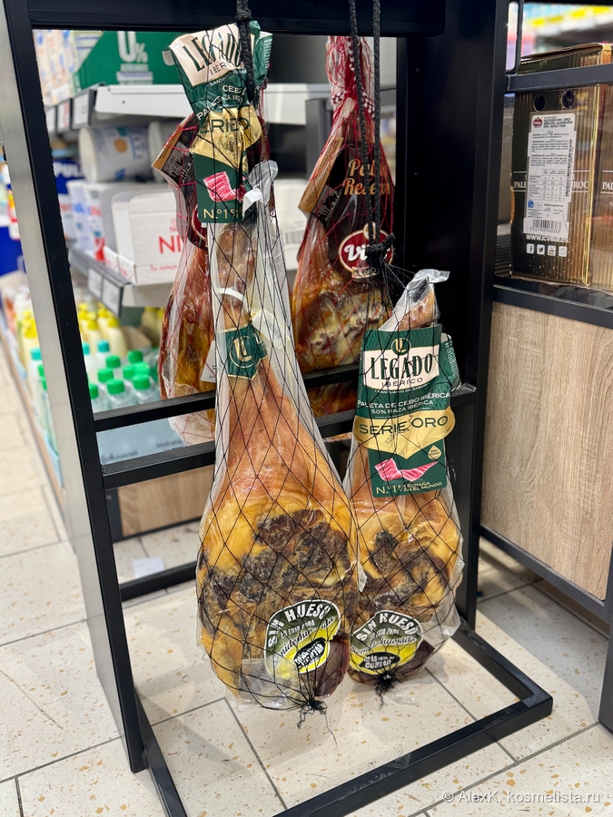 Целая нога хамона в супермаркете