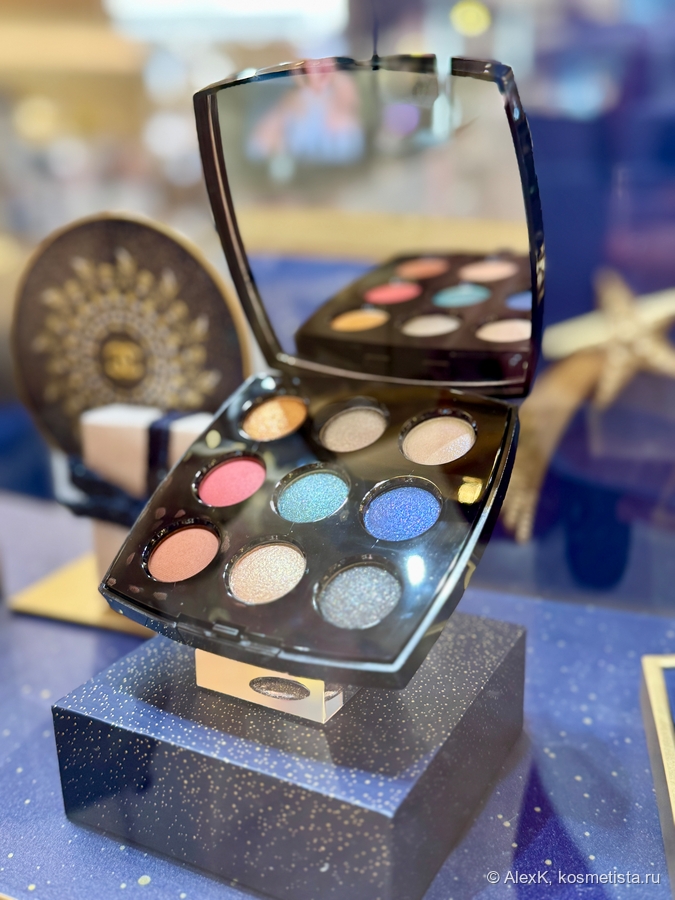 Лимитированные палетки Chanel в Галлерее Лафайетт. За стеклом. Свотчить не дают.