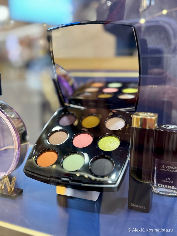 Лимитированные палетки Chanel в Галлерее Лафайетт. За стеклом. Свотчить не дают.