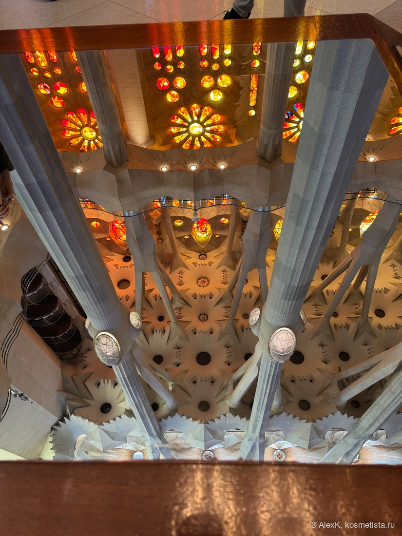 Потолок храма в отражении зеркала
