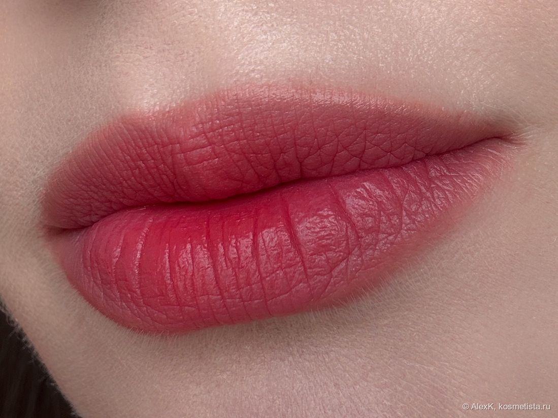 Это я все пытаюсь сделать трендовый макияж губ с растушеванным контуром. В этот раз, кажется, уже намного лучше вышло. К сожалению, стойкостью конструкция похвастаться не может.