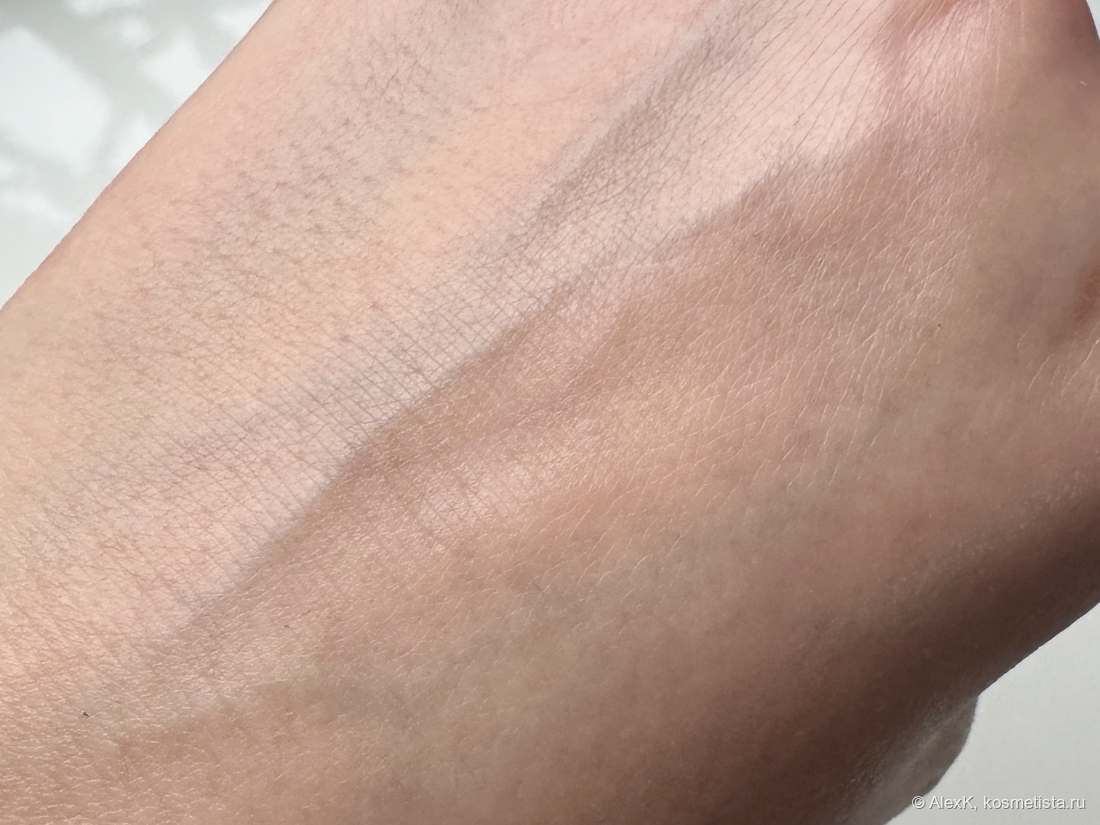 Эссенция впиталась - дневной свет. Кожа выглядит слегка глянцевой.