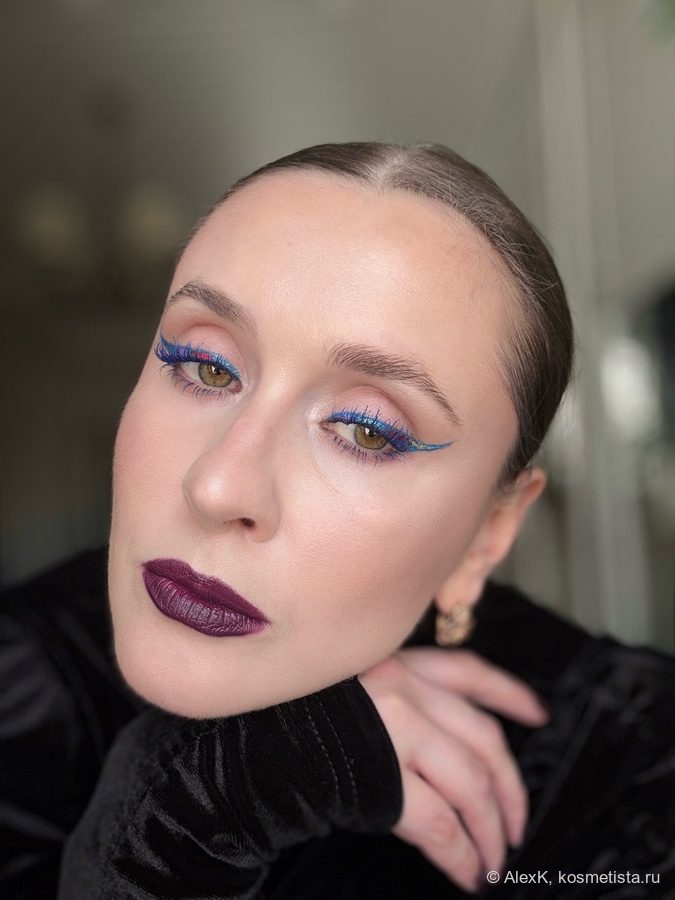 Тут обошлась без контурного карандаша. Просто поправила огроехи кистью.