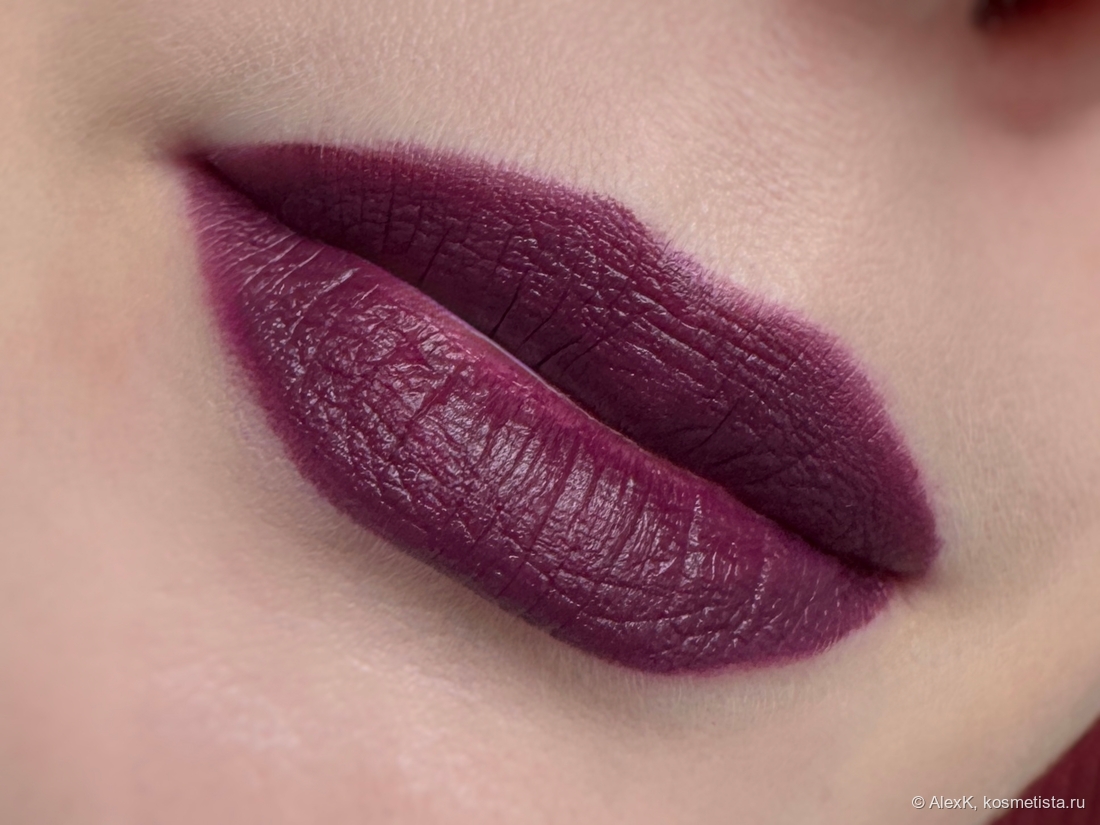 Нанесла помаду в несколько слоев, контур немного поправила кистью. Забавно, но в это раз цвет лег почти равномерно: без пятен и проплешин. Только слизистая - она тут самая проблемная