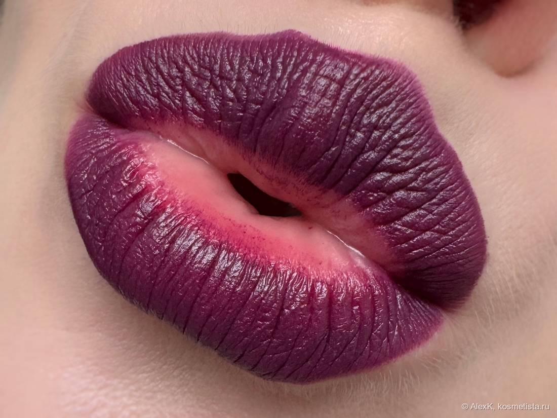 Вот она - слизистая. На мой вкус, выглядит очень неэстетично. Точки, пятна, неровности. На самой слизистой помада не задерживается в принципе. В итоге получается такая вот куриная жопка)