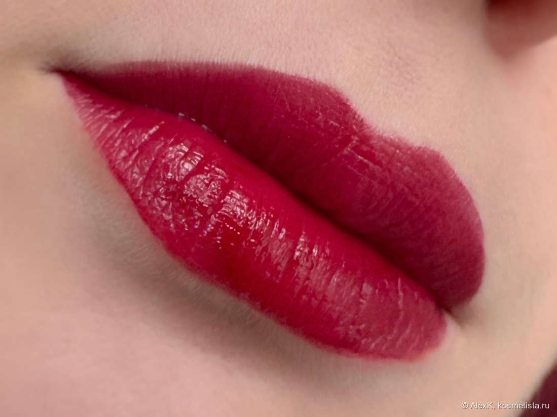 Беру свой самый темный тинт для губ, наношу и особое внимание уделяю слизистой: прорабатываю кожу хорошенько внутри губ.