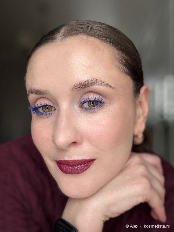 Здесь не использовала карандаши. Поправила контур кистью.