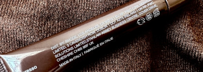 Наше все-таки лучше - блеск для губ Rhode Peptide Lip Tint в оттенке Espresso