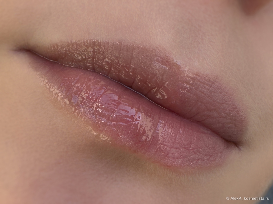 Распределила тонко по половине губ. Блеск создает холодный сероватый подтон.