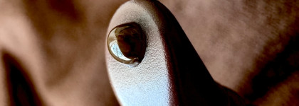 Наше все-таки лучше - блеск для губ Rhode Peptide Lip Tint в оттенке Espresso