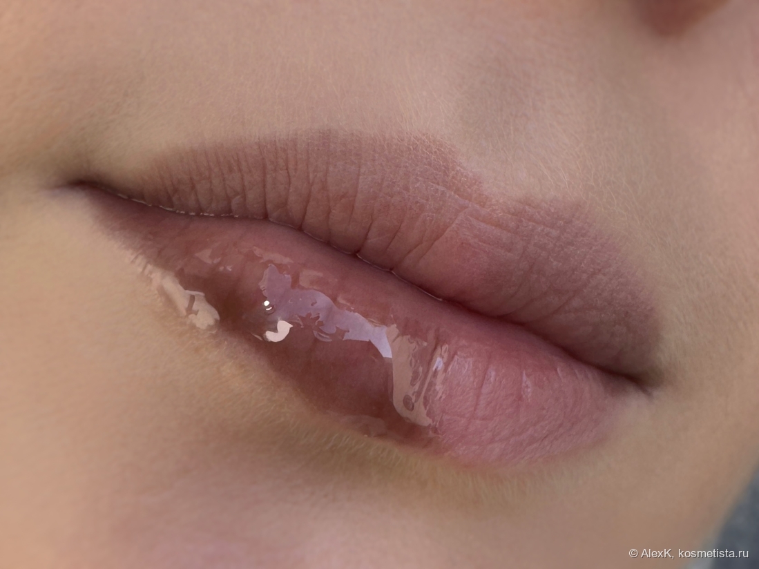 Нанесла толстым слоем на половину нижней губы