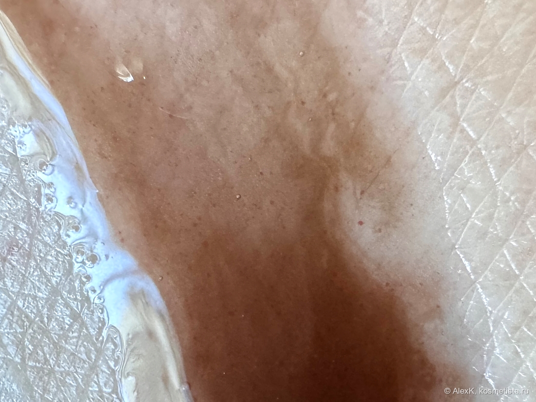 Крупным планом: тут видно расслоение пигмента и отдельные частички.