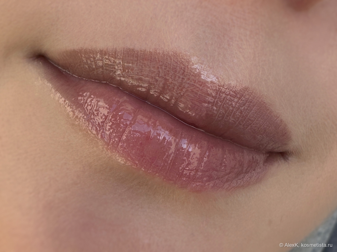 Тонким слоем на все губы.