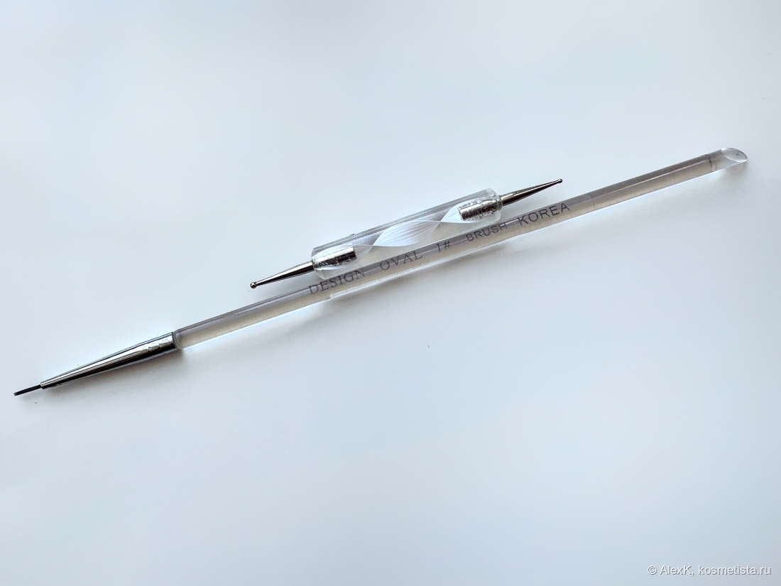 Инструменты, использованные для простой графики в этом макияже. Двухсторонний дотс и тонкая кисть для нейл-арта.