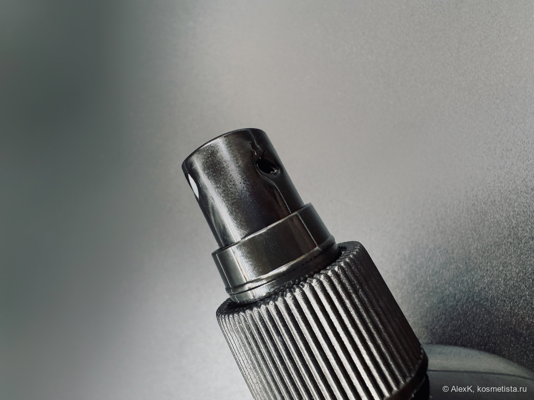 Справа на дозаторе выжжена дырка.