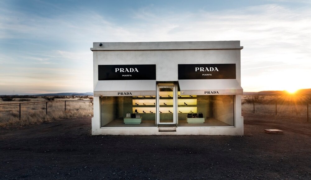Инсталляция «магазин Prada в пустыне» г. Марфа. Фото из сети.