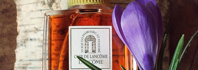 Cuir de Lancôme Lancôme EDP - шафрановая кожа в окружении цветов