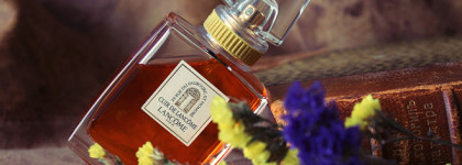 Cuir de Lancôme Lancôme EDP - шафрановая кожа в окружении цветов