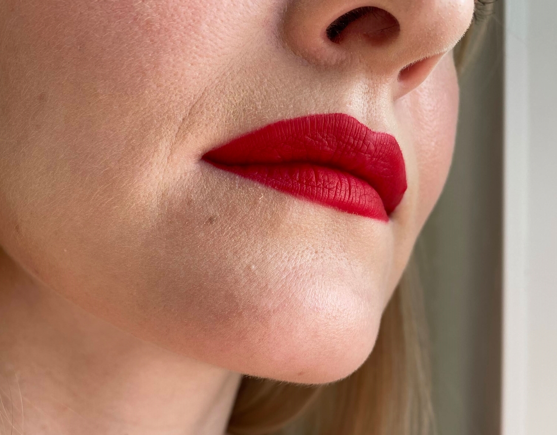 Sephora Cream Lip Stain в оттенке 01 на губах, дневной свет
