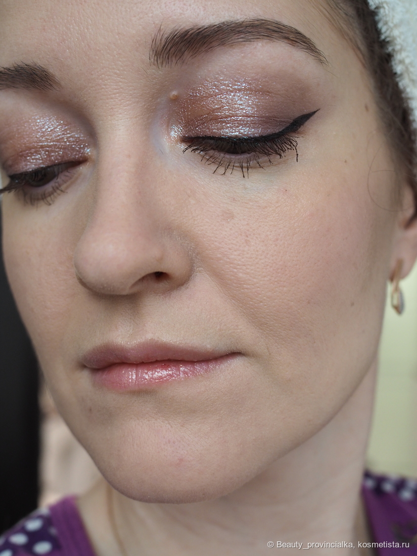 Стрелка в макияже с оттенком теней Bloom