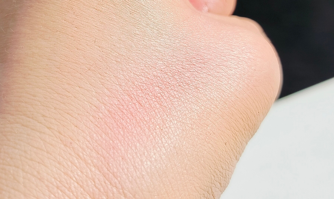 BYS Blusher Rose Quartz, свотчи, на солнце