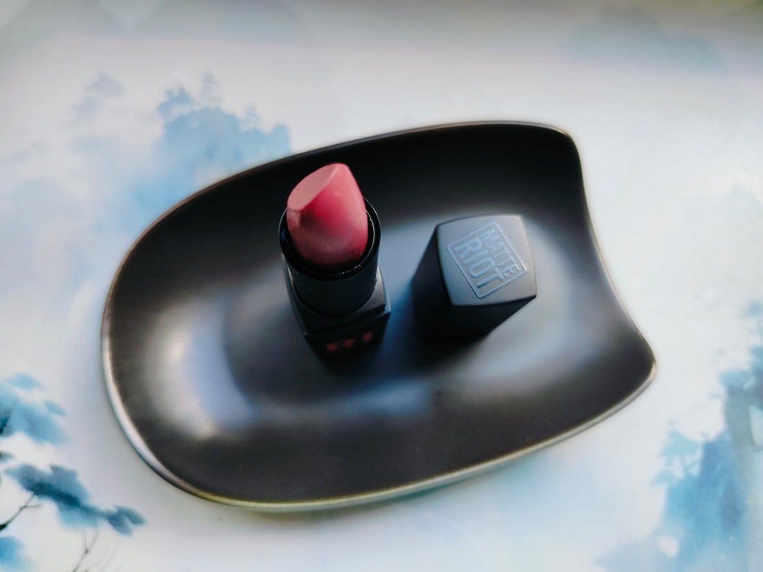 Chambor Matte Riot в оттенке #257 Mauve Rose, футляр