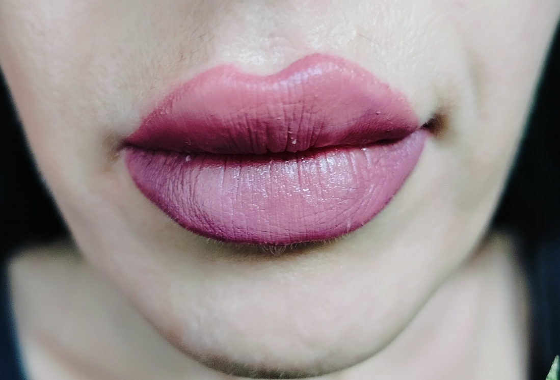 Chambor Matte Riot в оттенке #257 Mauve Rose, свотч на губах