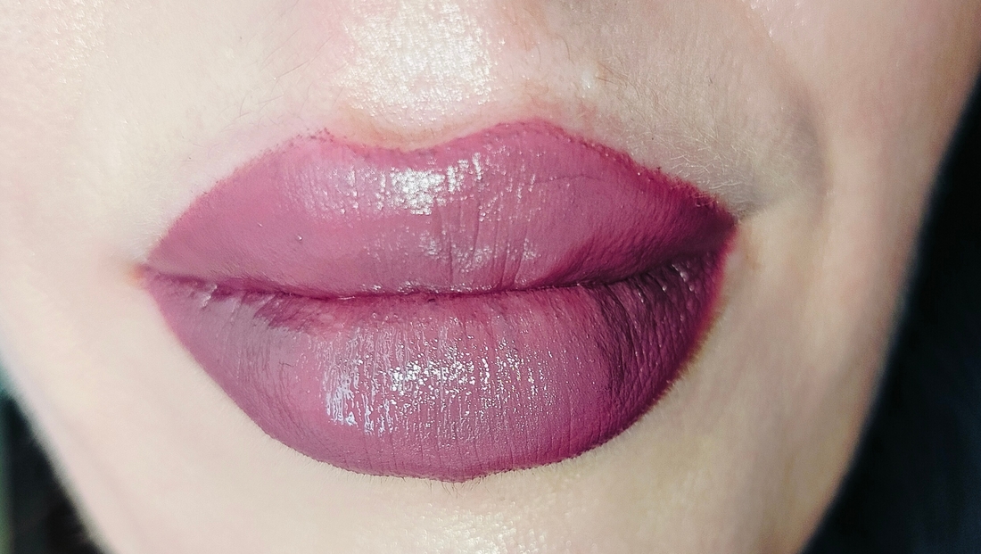 Chambor Matte Riot в оттенке #257 Mauve Rose, свотч при искусственном свете