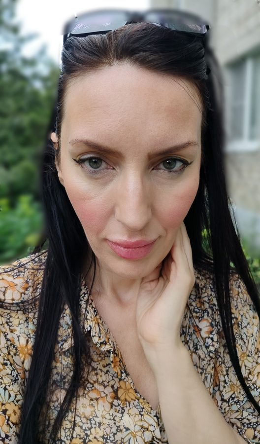 Бронзер Miyo Sun Kissed Powder в полном образе