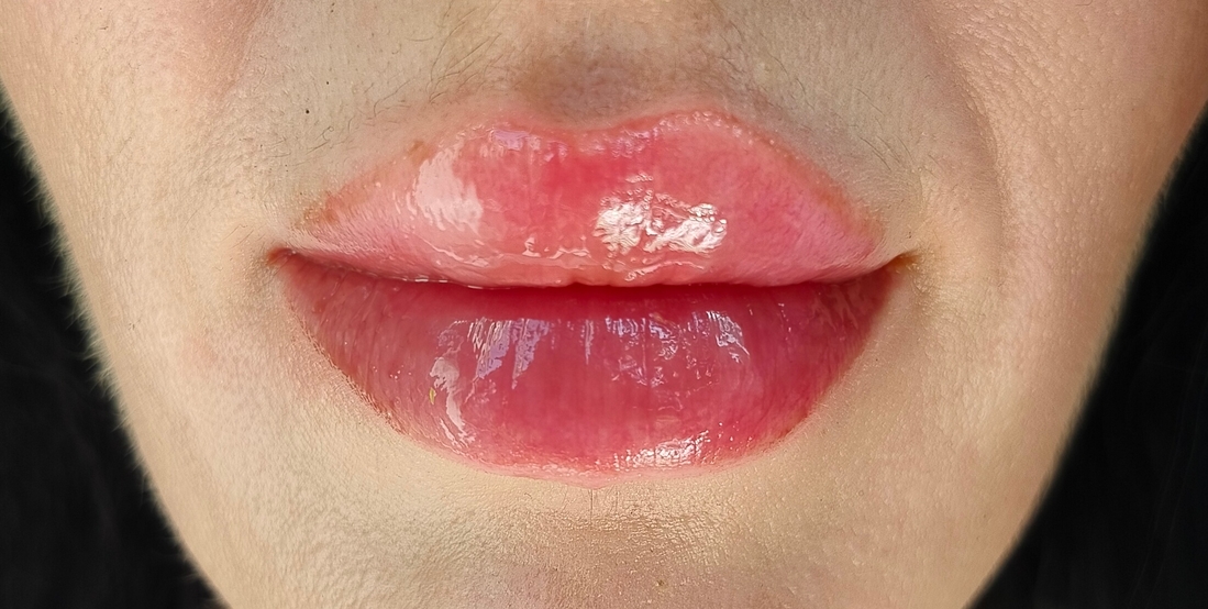 Essence The Super Peptide Glossy Lip Treatment сразу после нанесения