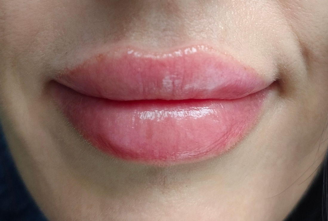 Essence The Super Peptide Glossy Lip Treatment после несколько часов носки