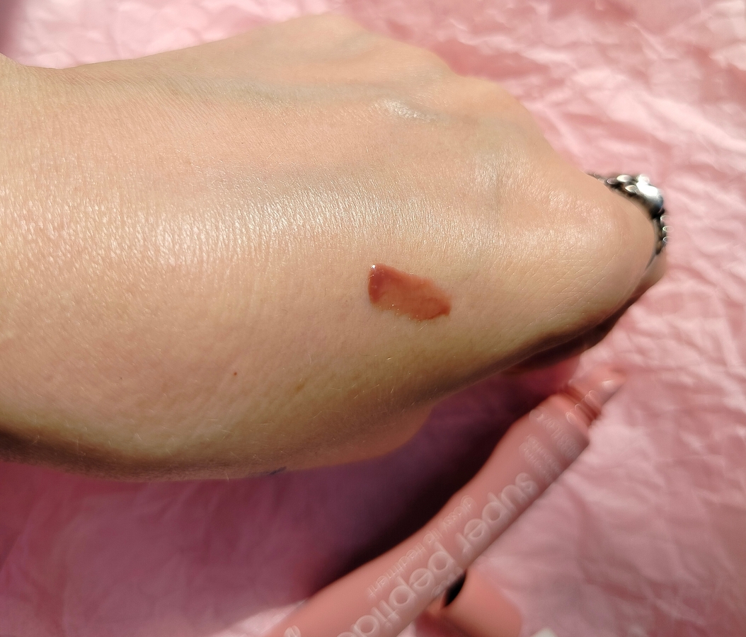 Essence The Super Peptide Glossy Lip Treatment, свотчи
