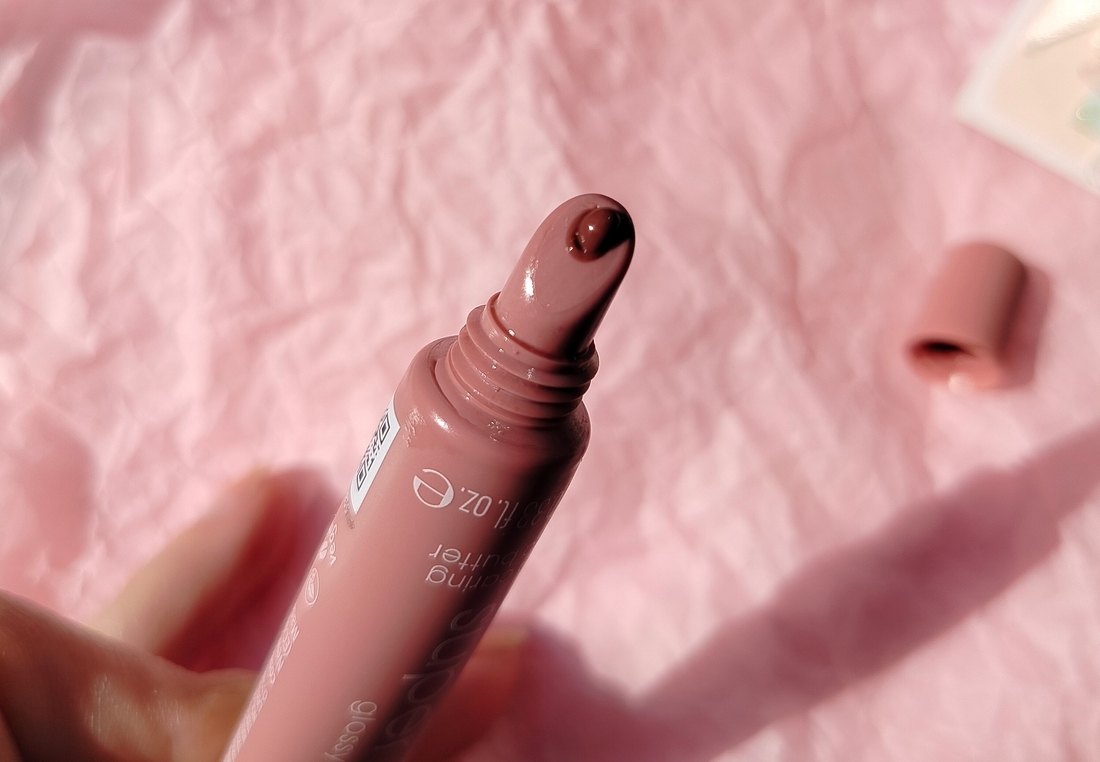 Essence The Super Peptide Glossy Lip Treatment