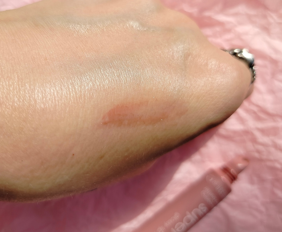 Essence The Super Peptide Glossy Lip Treatment, свотчи