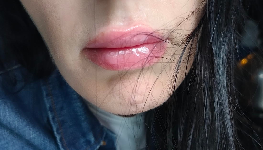 Essence The Super Peptide Glossy Lip Treatment, липкость