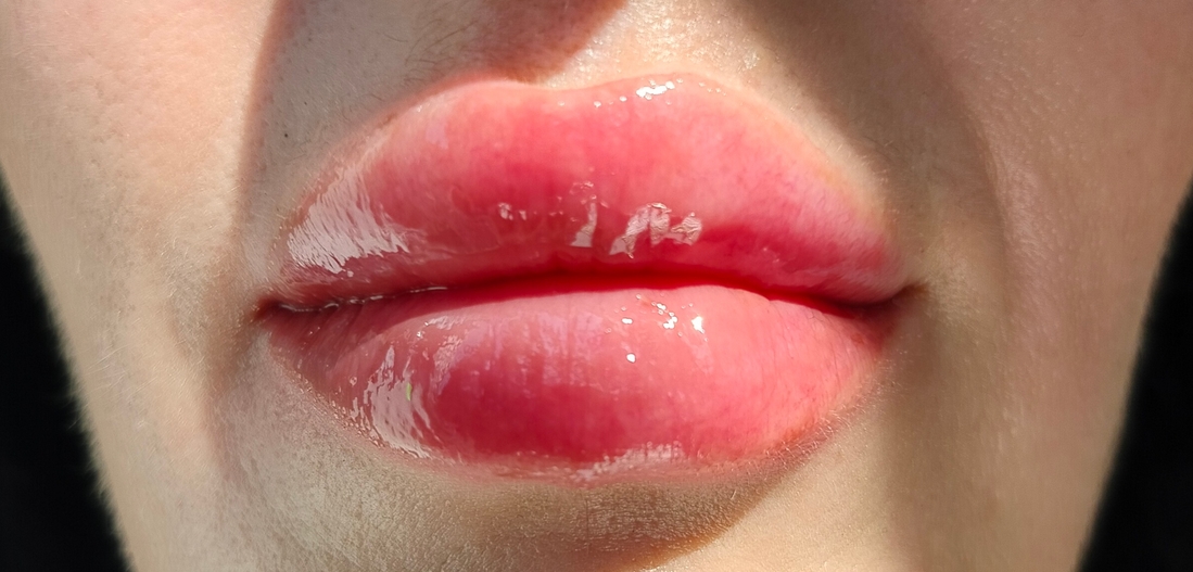 Essence The Super Peptide Glossy Lip Treatment сразу после нанесения