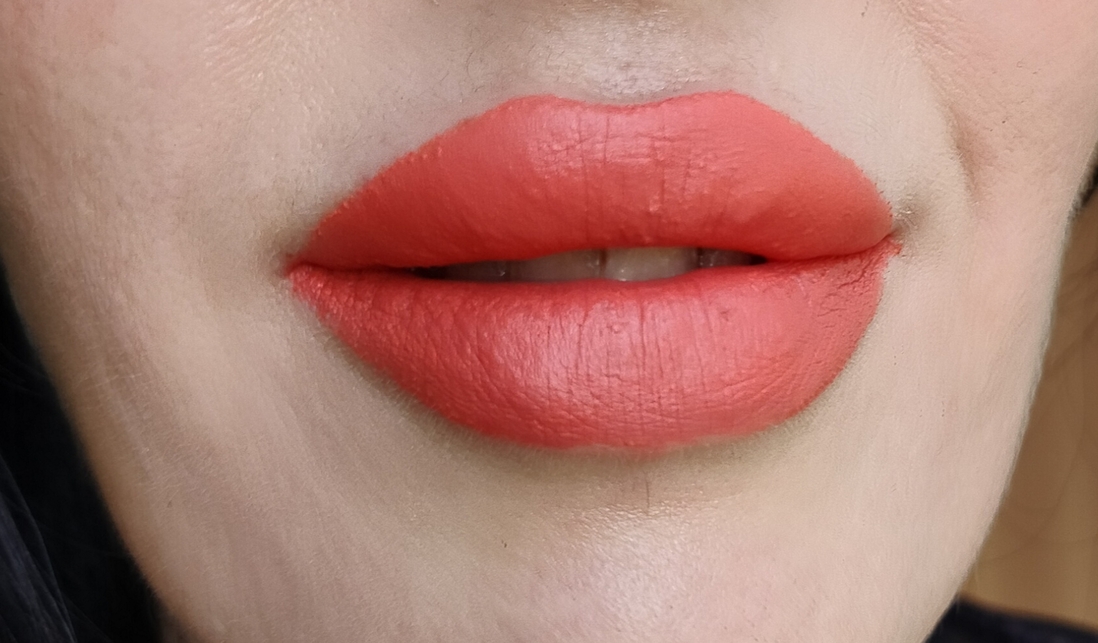 Bourjois Rouge Velvet The Lipstick на губах