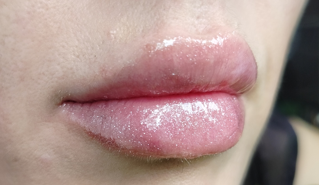 Beauty Bomb Cyberbomb Dirty Lick Lip Gloss на губах