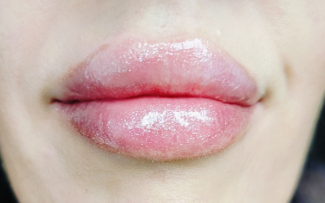 Beauty Bomb Cyberbomb Dirty Lick Lip Gloss на губах