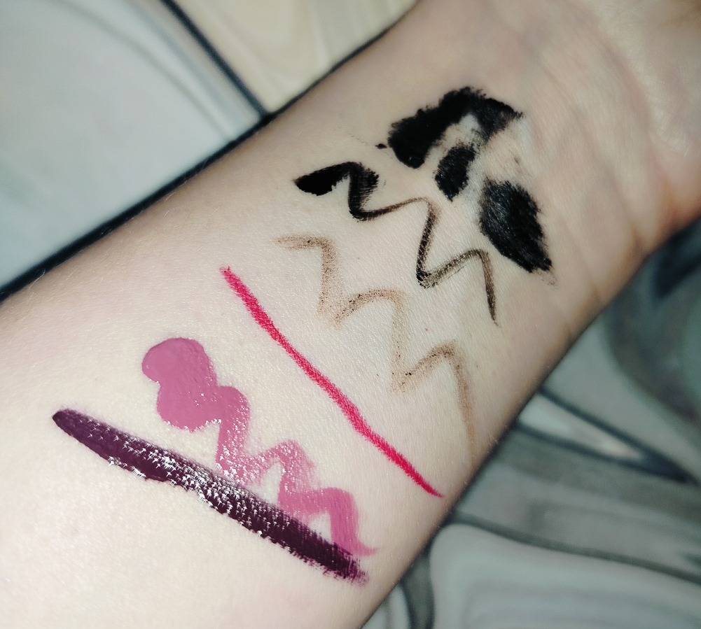 Нанесла свотчи декоративной косметики