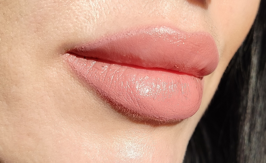 С помадой Iconic Kiss Lipstick