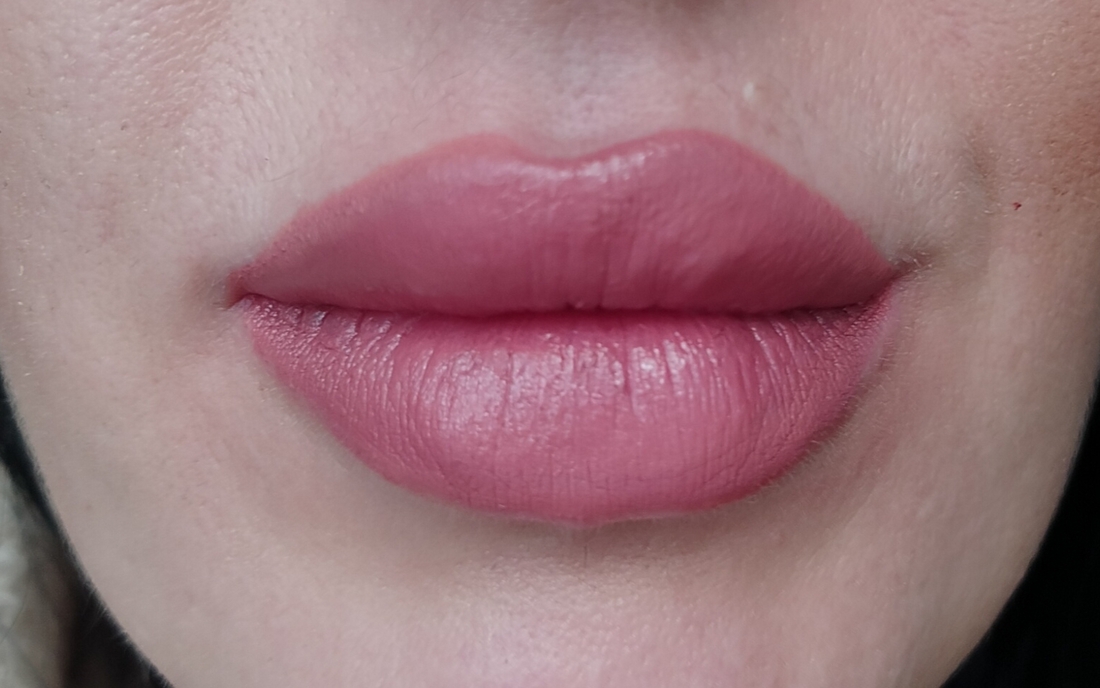 С карандашами Long Lasting Lip Pencil